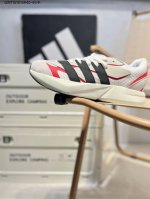 采用牛巴革组合网织布鞋面材质#中底搭载Lightstrike高密度发泡避震科技#外搭橡胶橡胶防滑底片诠释自在竞速美学与休闲通勤的完美结合！阿迪达斯Adidas