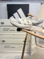 采用牛巴革组合网织布鞋面材质#中底搭载Lightstrike高密度发泡避震科技#外搭橡胶橡胶防滑底片诠释自在竞速美学与休闲通勤的完美结合！阿迪达斯Adidas
