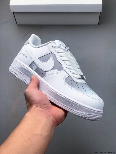 原楦数据纸版，采用硬质优质皮革鞋面材质，内置全掌Air Sole气垫。耐克 Nike Air Force 1 Low 空军一号低帮百搭休闲运动板鞋 050748
