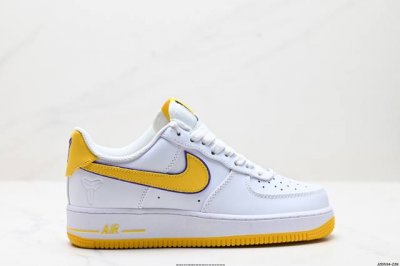 真标耐克Nike Air Force 1“07空军一号低帮百搭休闲运动板鞋。柔软、弹性十足的缓震性能和出色的中底设计，横跨复古与现代的外型结合，造就出风靡全球三
