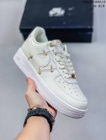 真标耐克nike Air Force 7 空军一号低帮百搭休闲运动板鞋。柔软、弹性十足的缓震性能和出色的中底设计，横跨复古与现代的外型结合，造就出风靡全球三十多