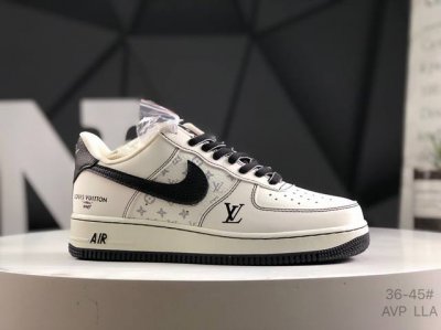 公司级带半码 耐克 Nike Air Force 1 Low 空军一号 Af1 低帮百搭休闲运动板鞋。柔软、弹性十足的缓震性能和出色的中底设计，横跨复古与现代的