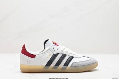 公司级Adidas Originals Samba Og阿迪达斯三叶草休闲鞋男鞋女鞋蛇年限定款新年款经典运动鞋德训鞋 以白色为主，鞋头采用浅灰色麂皮呈现，后跟和