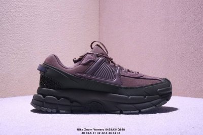 公司级耐克Nike Zoom Vomero Roam 马拉松复古跑五代休闲运动慢跑鞋 采用环保纤维革饰片组合网眼布鞋面材质 升级正确后跟Tpu加固 耐弯折热塑框