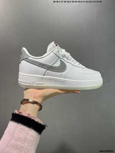 200 公司级耐克Nike Air Force 1‘07 空军一号低帮百搭休闲运动板鞋。柔软、弹性十足的缓震性能和出色的中底设计，横跨复古与现代的外型结合，造就