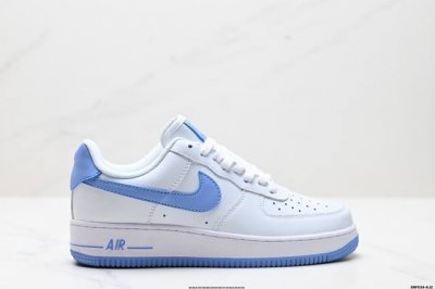 真标耐克Nike Air Force 1“07空军一号低帮百搭休闲运动板鞋。柔软、弹性十足的缓震性能和出色的中底设计，横跨复古与现代的外型结合，造就出风靡全球三