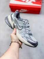 公司级nike V2K Run跑步鞋复古风潮 网面透气运动鞋 灰银紧致的鞋面材质提供良好的包裹性鞋侧 Swoosh以及鞋头部分搭配增添不少亮点的镀铬细节鞋垫上印