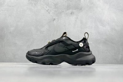 Ds版 W Nike Tc 7900 新款老爹鞋 注入非凡时尚气息 塑就高雅外观 耐穿合成材质搭配柔软丝绒 该鞋款保留了挚爱的加垫鞋口 柔软泡绵缓震配置 和抓附