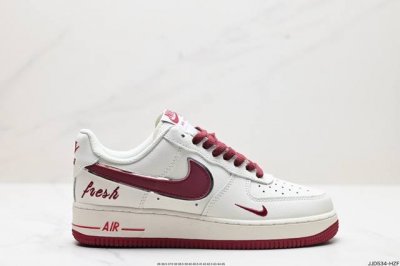 公司级耐克nike Air Force 1 '07 Lv8 空军一号低帮百搭休闲运动板鞋。柔软、弹性十足的缓震性能和出色的中底设计，横跨复古与现代的外型结合，造
