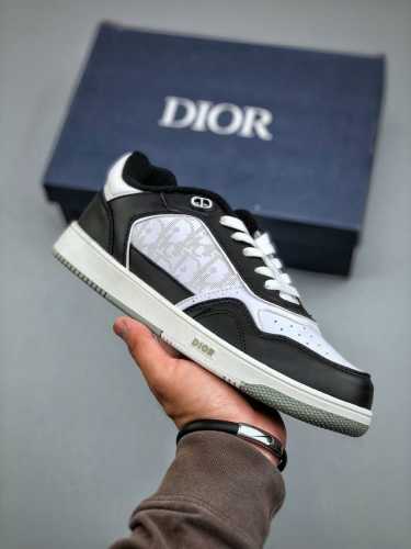 dior 迪奥 运动鞋网纱款新配色 秋季新品 重新诠释经典的网球鞋，时尚的廓形突显厚实感。采用全新的拉绒马海毛针织面料，突显柔软触感与富有层次感的流行色彩，彰显