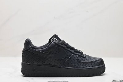 公司级耐克nike Air Force 7 Lx 空军一号低帮百搭休闲运动板鞋。柔软、弹性十足的缓震性能和出色的中底设计，横跨复古与现代的外型结合，造就出风靡全