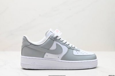 真标耐克nike Air Force 7 空军一号低帮百搭休闲运动板鞋。柔软、弹性十足的缓震性能和出色的中底设计，横跨复古与现代的外型结合，造就出风靡全球三十多