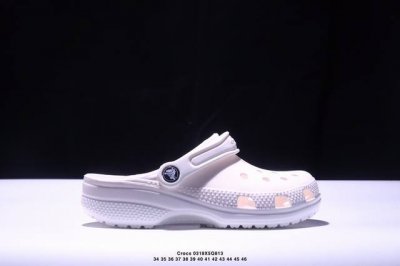 70 crocs 沙滩洞洞鞋 男女士休闲厚底增高凉拖鞋 卡骆驰明星同款 厚底增高凸显大长腿沙滩鞋 选择尺码时 建议选大一码 脚感更舒适 这款没有鞋盒 类型：男女