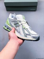 New Balance M1906Ri Nb宝藏老爹鞋款，复古元素叠加，质感超级棒，楦版型材料细节做工精细，货如实拍图 作为Nb最经典的档案鞋型之一，与 2一样
