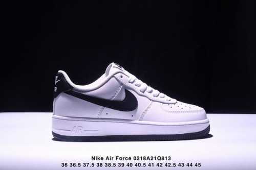 真标耐克Nike Air Force 1“07空军一号低帮百搭休闲运动板鞋。柔软、弹性十足的缓震性能和出色的中底设计，横跨复古与现代的外型结合，造就出风靡全球三