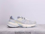 Nike 耐克 V2K Run 减震防滑 复古低帮跑步鞋 超火复古跑鞋，采用太空革组合呼吸网眼布鞋面材质，搭载正确4层组合底模，嵌入tpu加固稳定模块,双层md