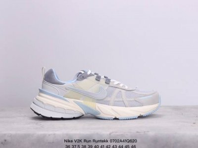 Nike 耐克 V2K Run 减震防滑 复古低帮跑步鞋 超火复古跑鞋，采用太空革组合呼吸网眼布鞋面材质，搭载正确4层组合底模，嵌入tpu加固稳定模块,双层md