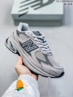 New Balance 新百伦 男女鞋真标半码制，采用猪巴革拼接透气网眼织物鞋面材质，T-Beam大底提供足步弓支撑，保持步态稳定，后跟搭载外露缓震胶美国波士顿
