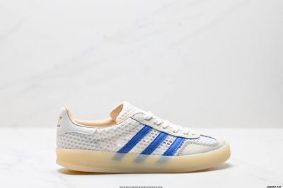 公司级Adidas Originals Gazelle Indoor 三叶草休闲防滑耐磨低帮板鞋 鞋头出色设计 塑就出众贴合感 稳固的后跟贴合足部曲线设计 软弹