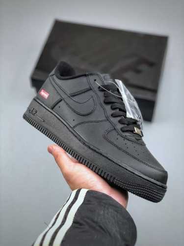 270支持放店 Nike Air Force 1 Low Supreme联名黑 原厂冲刀皮料切割干净 无任何毛边 清洁度细节完美 做工细节全方位比对原鞋。货号：