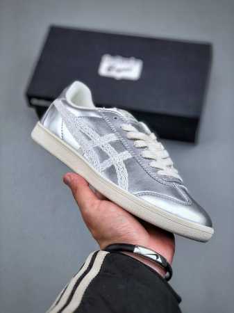 Onitsuka Tiger Tokuten 复古低帮休闲跑鞋 鞋跟 鞋舌处印有鬼塚虎特有的品牌Logo标志提升品牌的认知度 柔软内里材质 穿着更加舒适改良后的 - 点击图像关闭