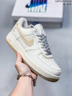 公司级耐克 Nk Air Force 1‘07 Low 联名款 3M反光 空军一号低帮休闲板鞋 ，鞋款鞋身以一袭浅绿色为主调，搭配皮革材质打造。外侧分别饰有 S