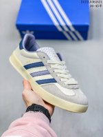 特价特价公司级 阿迪达斯 Adidas Originals Gazelle Indoor复古三叶草防滑透明橡胶板鞋经典运动鞋。这款经典鞋,忠于原版设计,缀撞色三