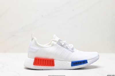 公司级ad Boost Nmd R1 经典跑鞋系列全新配色 弹力针织鞋面 原装高弹boost颗粒大底 缓震性能卓越 体质轻盈且抗冲击 整双鞋子的透气性和舒适度完