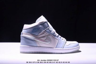 作为Air Jordan 1的元年配色之一，自1985年首次面世以来就有着超高的人气。 鞋身以优质皮革材质覆盖，并采用与元年相同的修长`85鞋型！标志性黑 红色