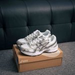 核心私 asics Gel-1130舒适运动防滑耐磨低帮休闲跑步鞋 在透气和防滑方面也是很出色 有前掌透气网布加上鞋底X型纹路增强了透气性和地面抓地力 跑起来也