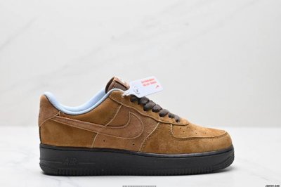 真标耐克Nike Air Force 1“07空军一号低帮百搭休闲运动板鞋。柔软、弹性十足的缓震性能和出色的中底设计，横跨复古与现代的外型结合，造就出风靡全球三