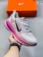 公司级Nike Vomero 18 耐克 舒适减震防滑 低帮跑步鞋 全掌Reactx泡绵中底 前掌和后跟还配备了Air Zoom气垫单元 据说跑起来更快更舒适哦