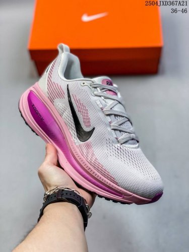 公司级Nike Vomero 18 耐克 舒适减震防滑 低帮跑步鞋 全掌Reactx泡绵中底 前掌和后跟还配备了Air Zoom气垫单元 据说跑起来更快更舒适哦