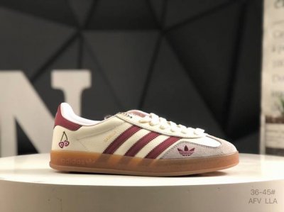 公司级带半码 阿迪达斯 Adidas Samba Og 经典鞋款 Adidas 近70年的经典Samba Og 修长的鞋楦,略微尖尖的鞋头,翻毛皮的鞋头拼接,这