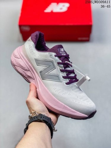 公司级新百伦New Balance W880系列复古老爹风休闲运动慢跑鞋 880系列是New Balance的次顶级缓震跑鞋，脚感软弹舒适，缓震性和稳定性都不错