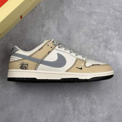 本地 核心私 斯图西 Stussy X耐克 Nike Dunk Low Retro 扣篮系列低帮休闲运动滑板板鞋 采用软质荔枝纹牛剖革鞋面材质，缜密拉帮中底布，