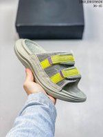 130 hoka One Ora Recovery Slide 3 运动拖鞋！ 外观时尚大气 鞋底采用耐磨材质 细致做工 彰显品牌魅力 微翘式鞋头设计，响应灵活
