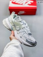Nike 耐克 V2K Run 减震防滑 复古低帮跑步鞋 超火复古跑鞋，采用太空革组合呼吸网眼布鞋面材质，搭载正确4层组合底模，嵌入Tpu加固稳定模块,双层Md