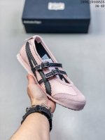 Onitsuka Tiger鬼塚虎 Mexico Tgrs 平跟 玛丽珍鞋款演绎芭蕾风潮 整鞋以灰色亮面为主色调，搭配奶油色过渡，形成柔和的视觉层次，搭配标志性