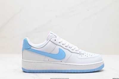 公司级耐克nike Air Force 1‘07 空军一号低帮百搭休闲运动板鞋。柔软、弹性十足的缓震性能和出色的中底设计，横跨复古与现代的外型结合，造就出风靡全