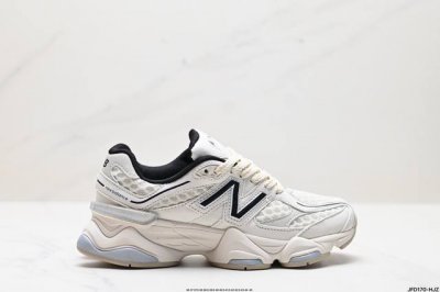 公司级new Balance Nb 9060 鞋款灵感源自设计师本人对夏日的怀日回忆。鞋面大身由空间双格及磨砂鞋面拼接而生，配以柔和、温暖的粉橘色调，夏日氛围拉