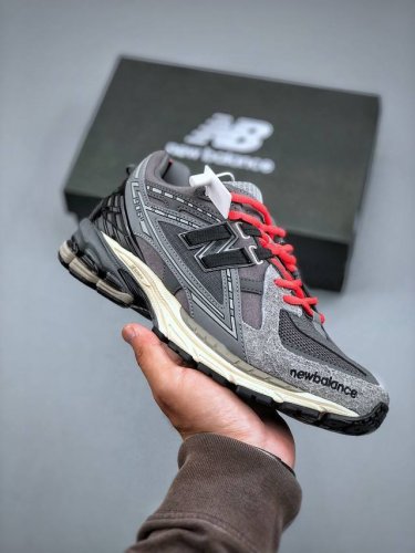 New Balance M1906系列复古单品宝藏老爹鞋款 复古元素叠加 质感超级棒 楦版型材料细节做工精细 作为Nb最经典的档案鞋型之一 与 2一样 1906