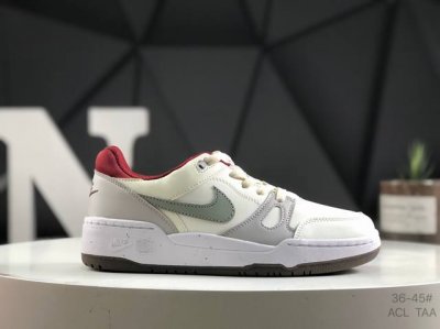 真标带半码耐克Nike Dunk Low 复古低帮休闲运动滑板板鞋。采用脚感柔软舒适Zoomair气垫，有效吸收滑板等极限运动在落地时带来的冲击力，为街头运动者