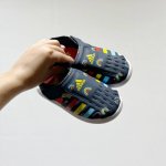专柜版Adidas小海马三代儿童凉鞋 Size:22-35码 Adidas小海马三代童鞋，踩出快乐的步伐设计超级萌萌哒，色彩斑斓，就像彩虹在脚边跳舞。 经典Ad