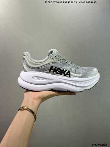 公司级Hoka M Bondi 9 轻盈跑鞋 这个品牌来自于新西兰的毛利语，Hoka表示大地，One One表示飞越，连起来就是飞越地平线，One One不是读