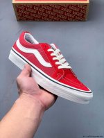 万斯 Vans Sk8-Low 复古低帮百搭休闲滑板鞋 Sk8-Low 作为 Sk8-Hi 的衍生鞋型 在保留鞋头 鞋带眼片 侧边条纹等各处细节的基础上 将 S