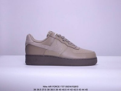 真标耐克nike Air Force 7 空军一号低帮百搭休闲运动板鞋。柔软、弹性十足的缓震性能和出色的中底设计，横跨复古与现代的外型结合，造就出风靡全球三十多