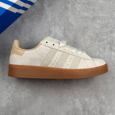 本地 核心私 Adidas Originals Campus 学院系列 面包风经典复古低帮百搭休闲运动板鞋 这次 Adidas Originals 选择了以经典