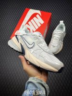 b 公司级nike V2K Runtekk 减震防滑复古低帮跑步鞋 材质上使用大面积网眼 皮革 Tpu 组成 支撑和透气性肯定不错 中底处由 Cushlon 泡