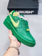 公司级ambush X Nk Air Force 7 Low ”Phantom“ 联名款 空军一号低帮休闲板鞋 #鞋款鞋身以及内衬均采用了纯色皮革打造，标志性的